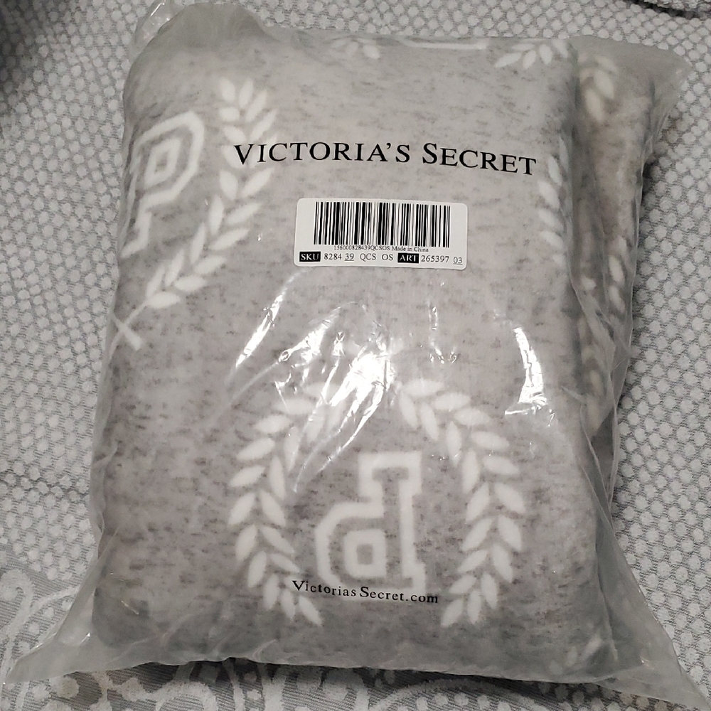 Victoria's Secret Pink Plush Sherpa Blanket In Gray & White
